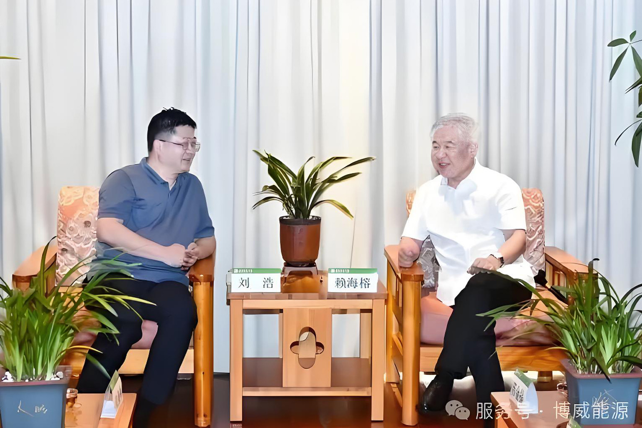 太阳GG能源董事长刘浩一行返回母校，加入了2025年的结业仪式，并获得了学位奖励